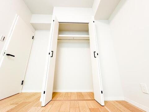 洋室(5.4畳)に備え付けられた便利なクローゼット。衣服をかけて綺麗に整理できるため、お部屋に無駄な収納家具を置く必要がありません。スッキリとした住空間で快適な新生活を始められます。