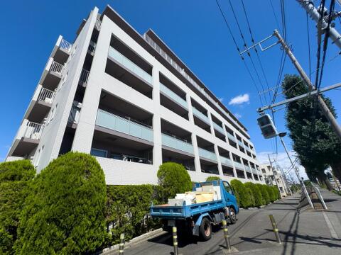 青空に映える、モダンで開放感あふれる外観のマンションです。明るい陽光が降り注ぐ住まいは、子育て世代の家族に快適な毎日を届けます。