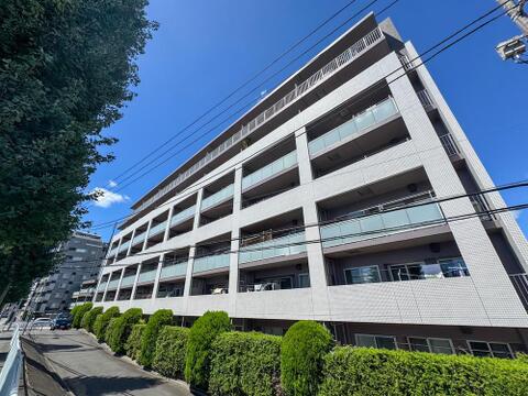 青い空と豊かな緑に囲まれた、明るい印象のマンションです。広々としたバルコニーで、家族の笑顔が弾む毎日を。