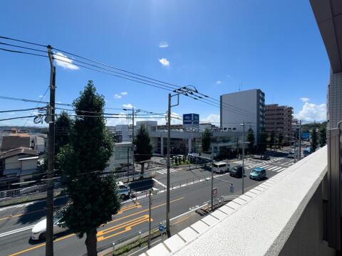 青空が広がる開放的な眺望。日差しが心地よいバルコニーから、街の賑わいを一望できます。家族の毎日を明るく彩る住まいです。