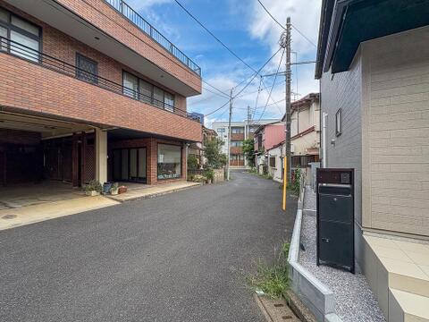 北側約4m・西側約4mの道路に面した日当たり良好で開放的な角地。交通量が少なく落ち着いた環境のため、焦らずスムーズに駐車していただけます。