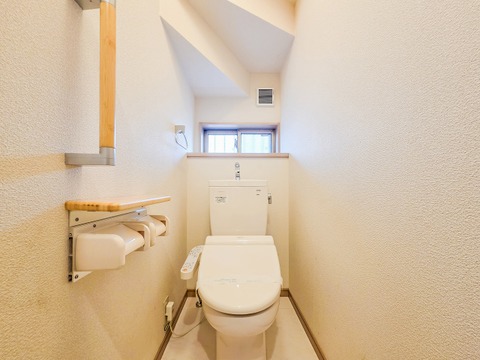 丁寧に手入れが行き届いたトイレは、清潔感が保たれた空間です。シンプルで使いやすい設計が魅力で、中古物件でも快適に利用できます。日常の生活に安心感をもたらす設備です。