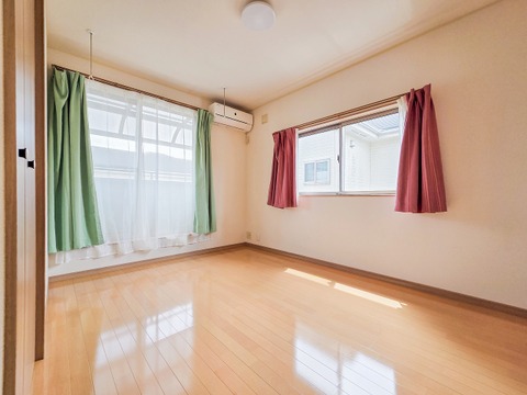 広々とした居室は、たっぷりと日差しが差し込み、ゆったりとしたくつろぎのひとときを楽しめる空間です。清潔感と快適さが保たれており、穏やかで心地よい毎日を支えてくれます。