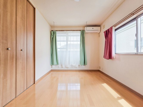 広々な子供部屋は、のびのびと過ごせる空間が魅力です。明るい日差しが差し込み、遊びや勉強に集中できる居心地の良い環境となります。お子さまの成長に合わせたレイアウト変更もしやすく、収納も充実しています。