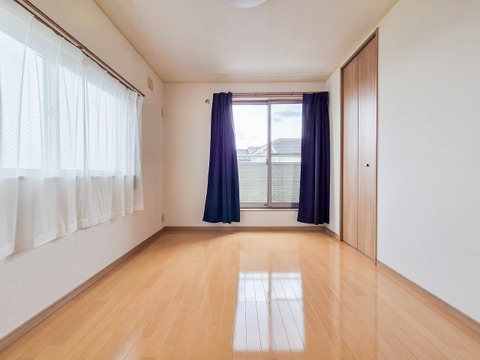 窓から差し込む柔らかな光が心地よい居室は、広さがあり、のびのびとした気分で過ごせます。趣味やリラックスの時間を楽しめる多用途な空間で、心安らぐ毎日が広がります。