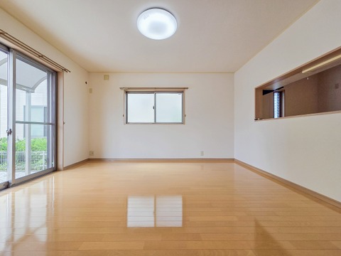 家族が自然と集まる広々としたリビング。大きな窓から陽の光が降り注ぎ、開放感と温もりが広がる空間です。ゆったりとくつろげる場所で、穏やかで心地よい時間を家族みんなで楽しめます。