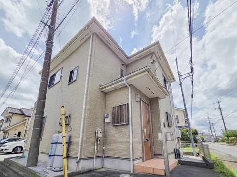 中古戸建てながら、外観は丁寧に手入れが行き届いており、清潔感が感じられます。趣のあるデザインが魅力で、落ち着いた街並みにも馴染む佇まいが、家族の新しい暮らしを迎え入れてくれます。