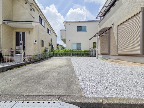 敷地内に駐車場があるため、車の移動がスムーズに行え、日常の外出が便利です。マンションの管理体制が整っており、防犯面でも安心して利用できる駐車場です。