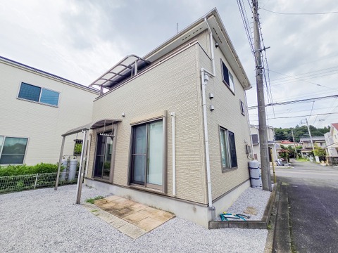 落ち着いた雰囲気が漂う外観で、住む人に安心感を与えてくれる佇まいです。しっかりと手入れがされており、中古ながらも美しさが保たれているため、快適に暮らし始められる住まいです。
