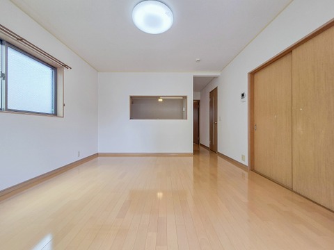 広々としたリビングは、家族全員がのびのびとくつろげる憩いの場所です。明るい光が差し込み、温かみのある空間が、毎日の生活をより豊かで楽しいものにしてくれます。家族みんなで集まるのが楽しみです。
