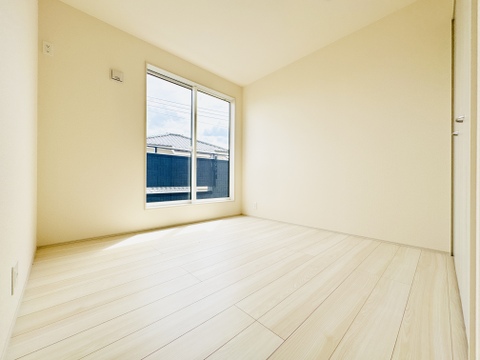 2階の洋室は全室南向きで陽当たり良好!明るく快適な空間で、子供部屋や寝室にぴったりです。