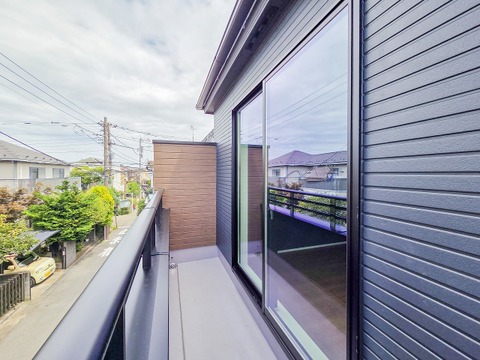 広々なバルコニーは、日当たりが良く、洗濯物がすっきりと乾きやすいのが魅力です。風通しも良いため、毎日のお洗濯が快適に進み、家事の負担が軽減されます。自然の風を感じながら、清々しいひとときを過ごせます。