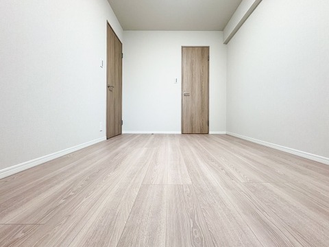 ゆとりある広さの居室は、家具の配置がしやすく使い勝手の良い空間です。採光も良好で、生活スタイルに合わせて自由にレイアウトできます。