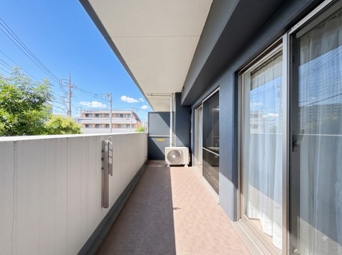 ゆとりある広さのバルコニーは、洗濯物がたっぷり干せるうれしい設備です。屋外の空気を感じながらくつろげるスペースとしても活用でき、生活の幅が広がります。