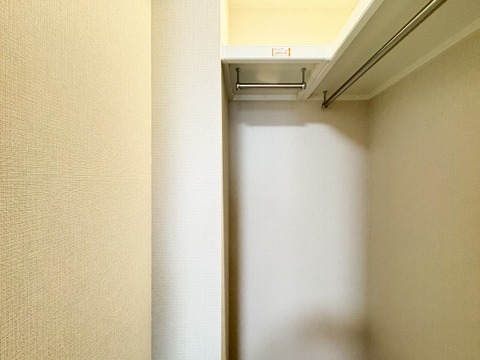 ゆとりのあるウォークインクローゼットは、洋服やバッグなどをまとめて整理できる便利な空間です。収納力に優れており、すっきりと片付くため、衣類の管理がしやすく、毎日の支度がスムーズになります。