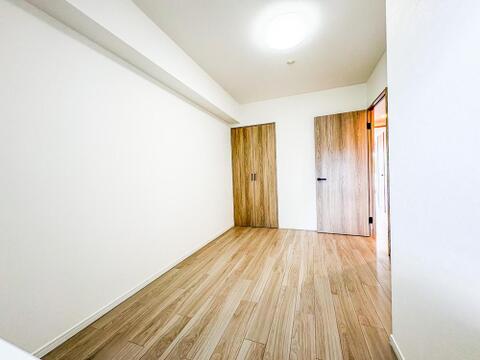 西側の明るい洋室です。お子様の成長に合わせて、自由な空間づくりが楽しめます。収納力のあるクローゼットで、家族の荷物もすっきり。