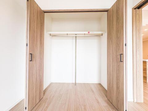たっぷり収納できるクローゼットは、家族みんなの衣類をすっきり整理整頓できます。お子様の成長に合わせて使い分けも可能で、日々の家事効率もアップします。