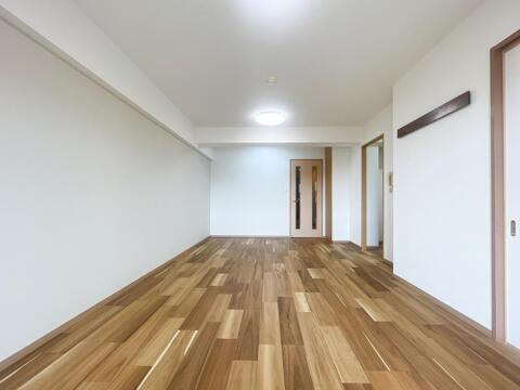 家具の配置がしやすいシンプルで洗練された室内設計。木の温もりに包まれた居心地の良い大空間です。