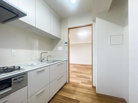 料理中も家族との会話が弾むキッチン。便利な3口コンロ・グリル完備で家事効率アップ。