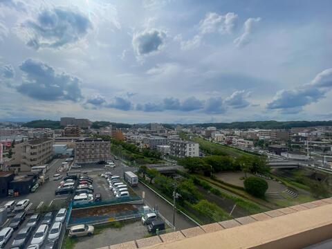 開放感あふれる見晴らしの良さ。青空と豊かな緑を遠くまで見渡せる、心地よいバルコニーからの眺望。