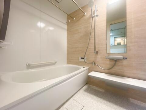 落ち着いた木目調パネルが癒やしの時間を演出する浴室。浴室乾燥機・手すり完備で安心・快適です。