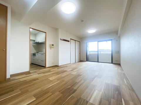 独立キッチンと広々リビングを備えた快適な間取り。風通りも良く、寛ぎの時間をゆったり過ごせます。