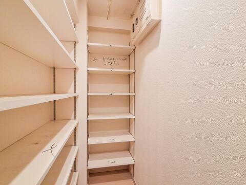 玄関に隣接したシューズインクローゼットは、靴や傘、アウトドアグッズなどの収納に便利です。玄関がすっきり片付き、広く快適に使えるため、日々の生活がさらに快適になります。