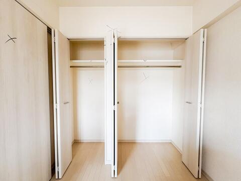 居室にはたっぷりの収納スペースが備わり、衣類や小物をすっきりと整理整頓できます。整理がしやすく、居室を広々と使えるため、快適で清潔感のある空間が保たれます。