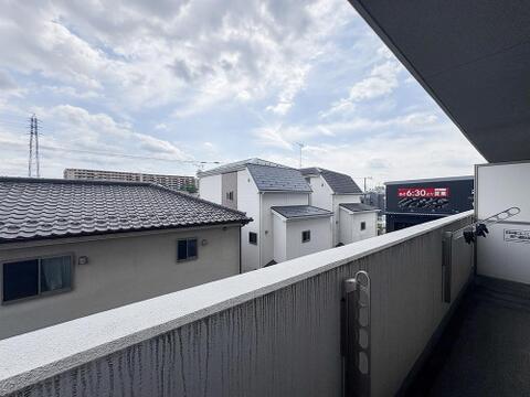 洗濯物がよく乾く明るいバルコニーは、風通しも良く、家事の効率が高まる環境です。広さがあるため、お洗濯物をたっぷり干せるのが嬉しいポイントで、日々の生活にゆとりが生まれます。