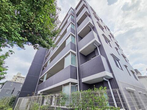 落ち着いた色調とデザインが特徴の外観は、住む人の心を和ませる上品な佇まい。高級感と清潔感が漂い、安心して暮らせる住環境を実感できます。