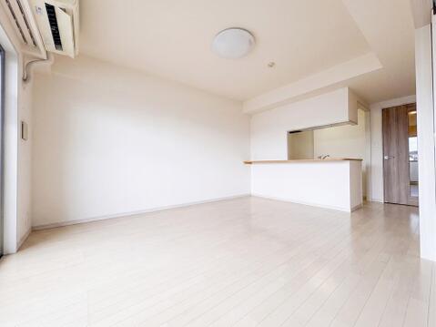 リフォーム前の状態ですが、ここからさらに美しく生まれ変わる予定です。新しい内装や設備で、明るく快適な住まいへとリニューアルされる過程を楽しみにしていただけます。