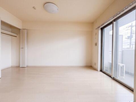 現在リフォーム中の物件です。新しいデザインや設備で、住む人が心地よく過ごせるよう仕上げています。完成後の素敵な住空間をお楽しみに。