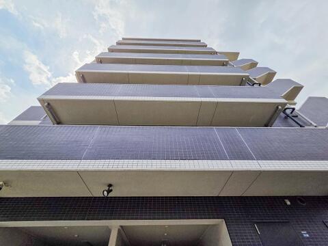 存在感のある外観が特徴のマンション。落ち着いたデザインとしっかりとした構造が安心感をもたらし、住まいとしての信頼性が感じられる美しい造りです。