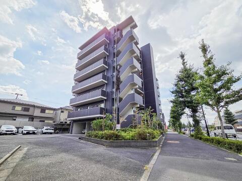 ワンフロアで完結する生活動線が魅力のマンション。階段の上り下りがないフラットな設計で、日々の家事や移動がスムーズです。管理体制がしっかりしているため、共用部分も美しく保たれており、快適に暮らせます。
