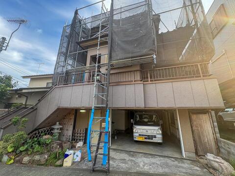 現在、外壁改修工事中の物件です。新しく生まれ変わる外観で、ご家族の新しい暮らしが始まります。ゆとりのガレージは、駐車や趣味の空間にも。(2026年8月撮影)