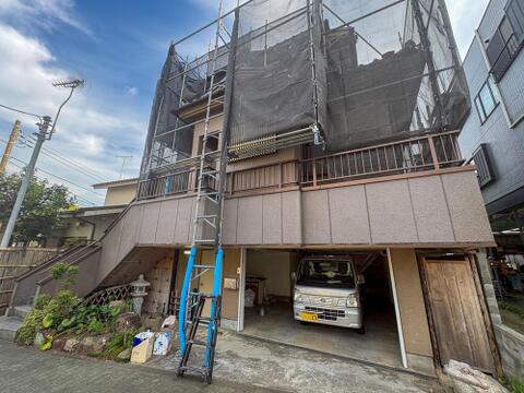 現在リフォーム工事中の外観です。広々としたガレージは駐車だけでなく、お子様の遊び場や趣味のスペースにも。生まれ変わるこの家で、家族の笑顔が溢れる未来を。(2026年8月撮影)