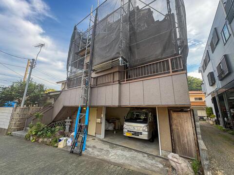 現在、外壁工事中の物件です。1階ガレージは雨の日も安心、荷物の出し入れもスムーズ。落ち着いた住環境で、ご家族の笑顔が溢れる新生活を始めてみませんか。(2026年8月撮影)