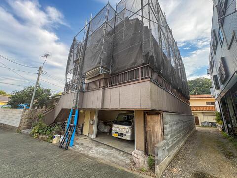 足場に覆われていますが、リフレッシュされた外観に生まれ変わる準備中です。ガレージ付きで、雨の日も安心してお子様と乗り降りできます。完成が楽しみな住まいです。(2026年8月撮影)