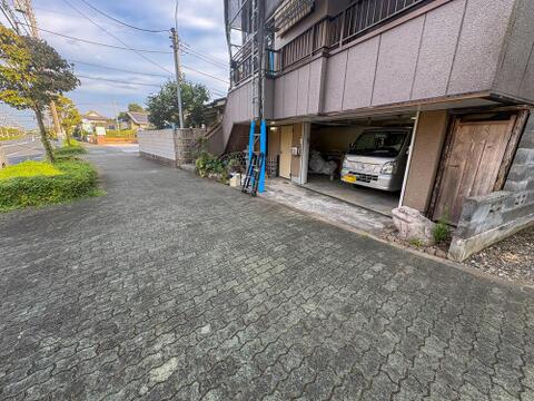 広々とした歩道に面した、開放感あふれる外観です。ガレージには大切な愛車を。お子様との散歩も楽しめる、穏やかな住環境が魅力。(2026年8月撮影)