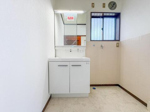 清潔感あふれる洗面所は、忙しい朝の身支度をスムーズに。収納力のある洗面台で、家族のアイテムもすっきり整理。窓からの採光で明るく、快適な毎日をサポートします。