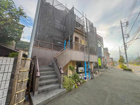 工事中の外観ですが、閑静な住宅街に位置し、奥には豊かな自然が広がります。完成後の新しい暮らしに期待が膨らむ、ファミリーに嬉しい立地です。(2026年8月撮影)