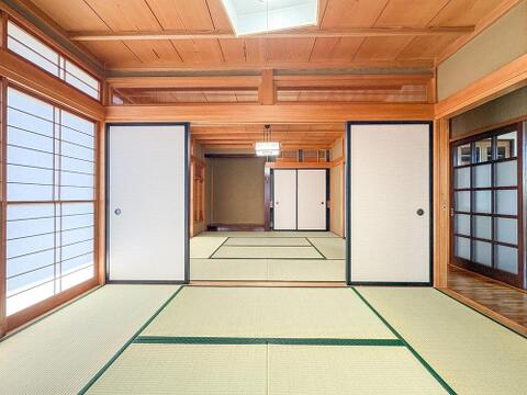 陽光が優しく差し込む、広々とした和室。木のぬくもりと畳の香りが心地よく、お子様の遊び場や家族の憩いの場として、多様な使い方ができます。