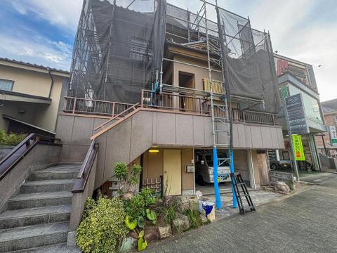 現在外装工事中ですが、新しく生まれ変わる住まいです。美しい外観と安心の構造で、家族の未来を育む理想の暮らしが待っています。(2026年8月撮影)