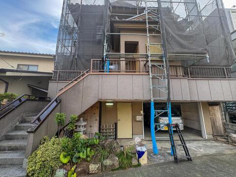 現在リフォーム工事中の外観です。足場が外れれば、新しく生まれ変わった美しい住まいがお目見えします。ガレージ付きで、大切なお車も安心です。(2026年8月撮影)