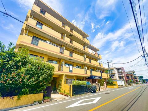 配色が印象深い外観部分。奇抜になり過ぎない中にもオリジナリティを感じさせるデザインです。現地(2026年8月)撮影