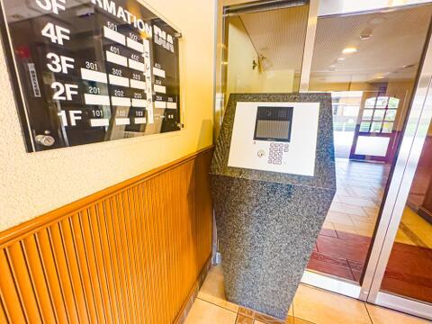 小さいお子様や女性にも安心なオートロック付き物件。セキュリティ面は住まう上で大切なポイントです。現地(2026年8月)撮影