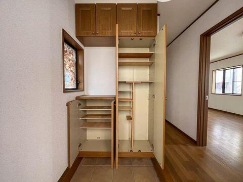 「シューズボックス内部」棚の高さを変えられる可動棚。ブーツや背の高い靴もスッキリ収まります。
