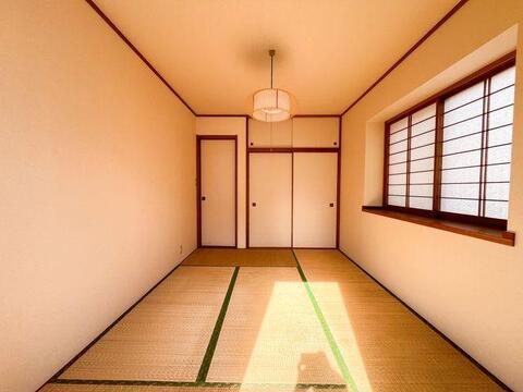 「落ち着きのある畳和室」障子からやわらかな光が届く6帖和室。押入れ付きで布団や荷物の収納も安心。
