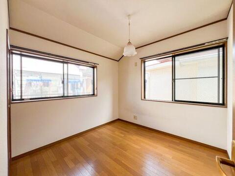二面の窓から明るい陽光が降り注ぐ洋室は、お子様の成長に合わせて子供部屋にしたり、家族の書斎や趣味の空間としても活用できます。