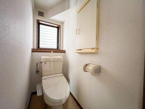 「快適なトイレ空間」温水洗浄便座を装備。採光・換気に便利な小窓と便利な壁面収納付きです。